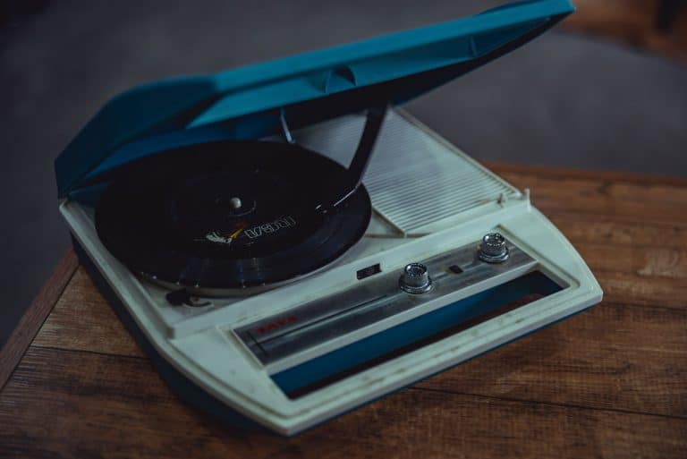 Des cassettes au CD : comment les supports ont façonné les certifications